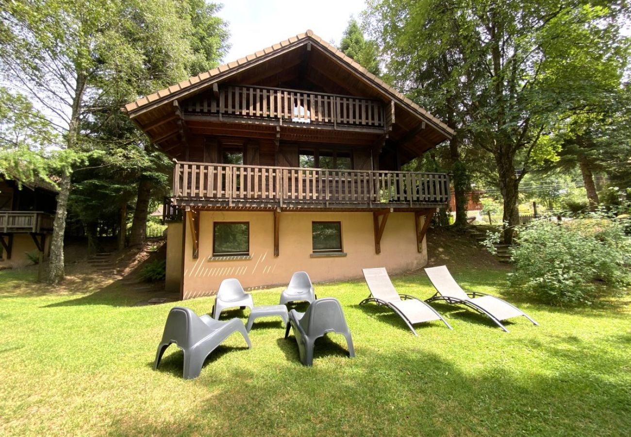 Jardin avec terrasse et vue sur la rivière