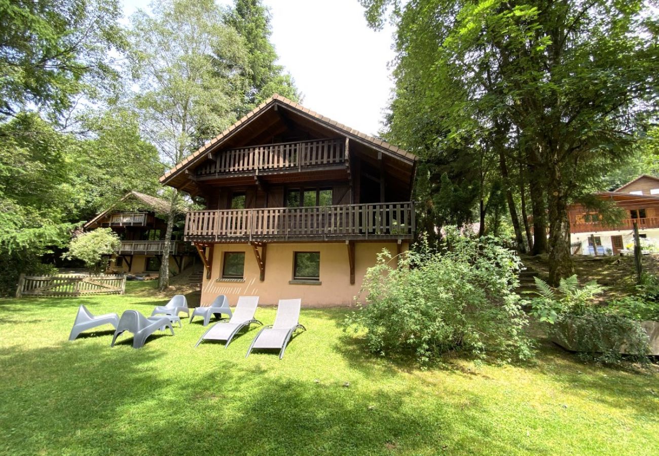 Jardin avec terrasse et vue sur la rivière