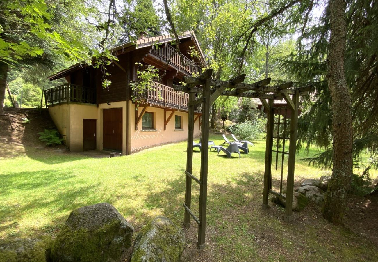 Jardin avec terrasse et vue sur la rivière