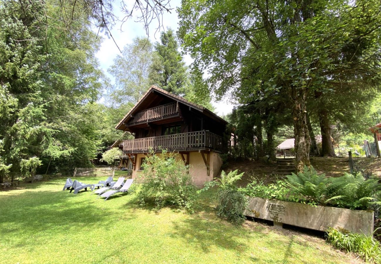 Jardin avec terrasse et vue sur la rivière