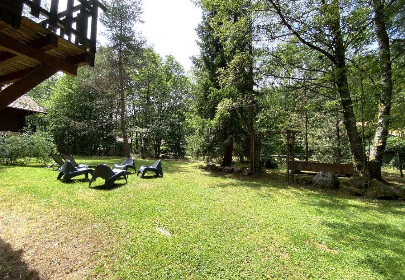 Jardin avec terrasse et vue sur la rivière