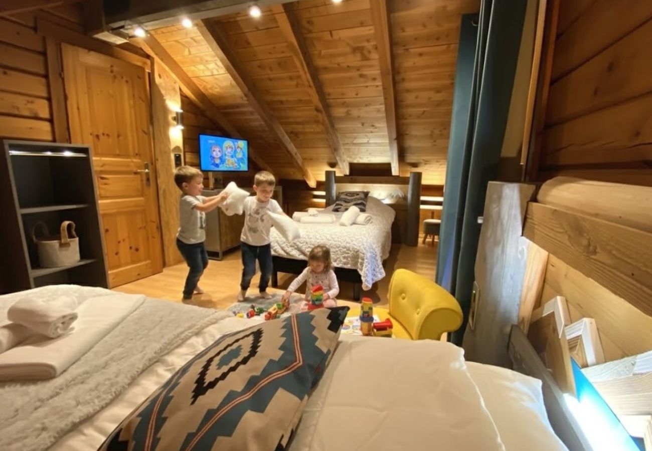 Chambre avec deux lits simples et TV