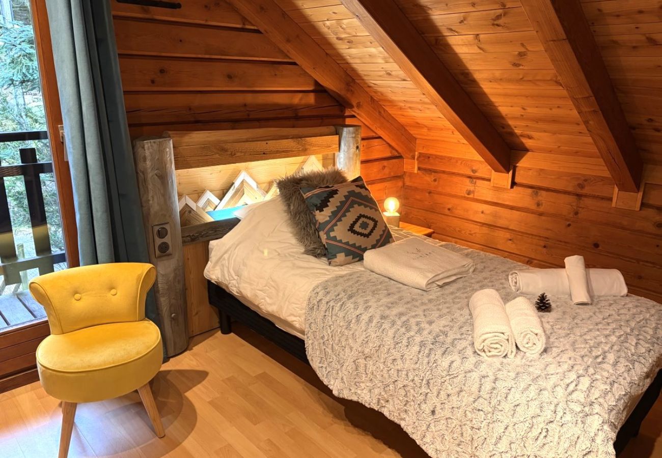 Chambre avec deux lits simples et TV