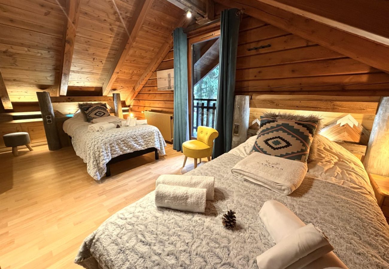 Chambre avec deux lits simples et TV