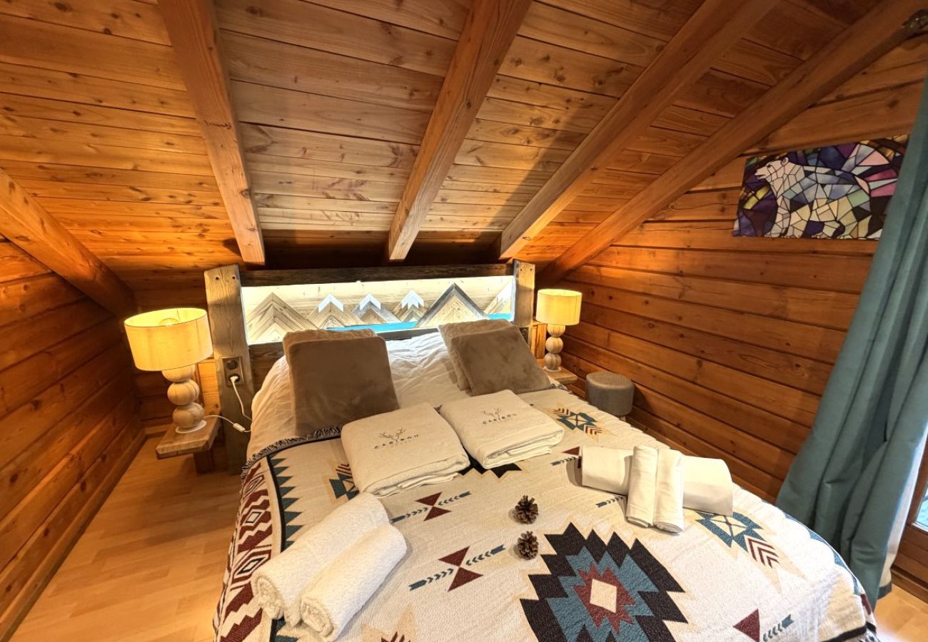 Chambre avec lit double et TV