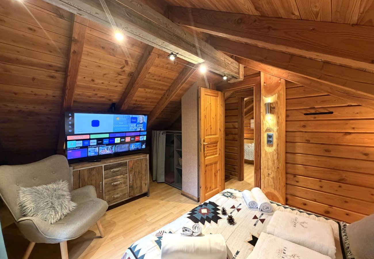 Chambre avec lit double et TV