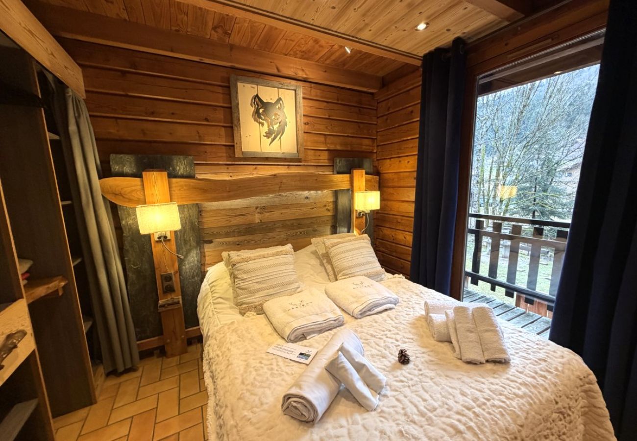 Chambre avec lit double et TV