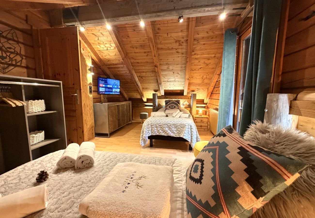 Chambre avec deux lits simples et TV