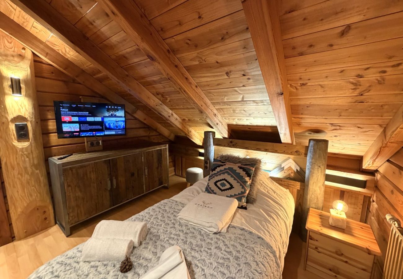 Chambre avec deux lits simples et TV