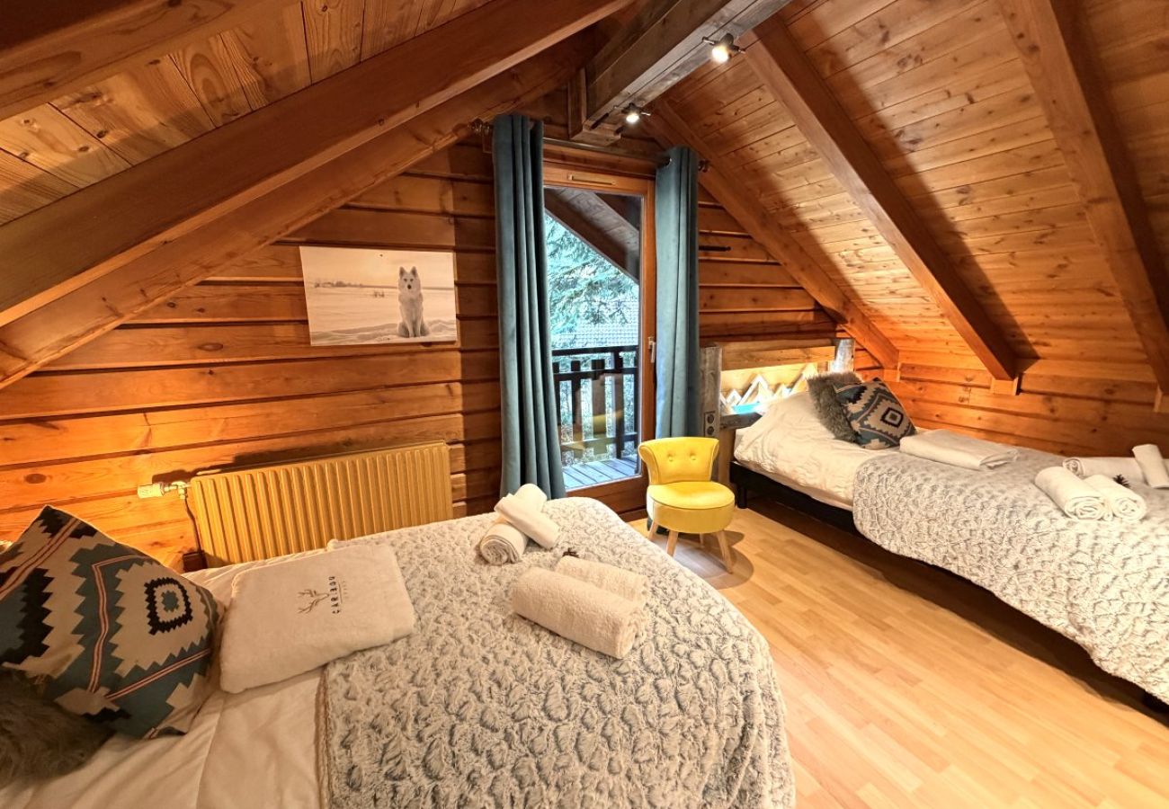 Chambre avec deux lits simples et TV