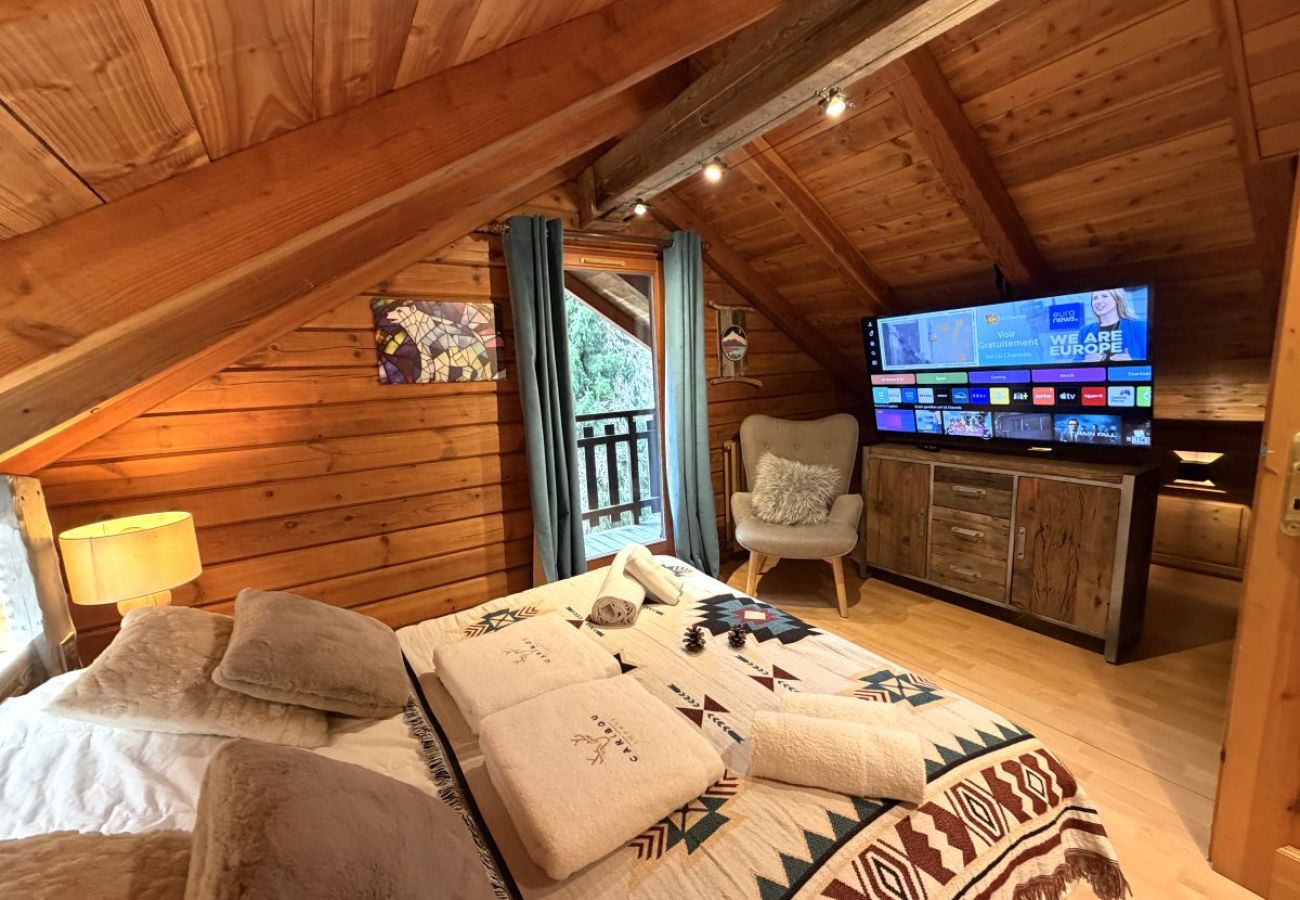 Chambre avec lit double et TV