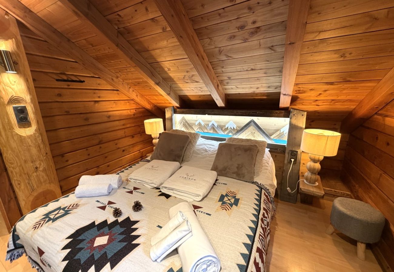 Chambre avec lit double et TV