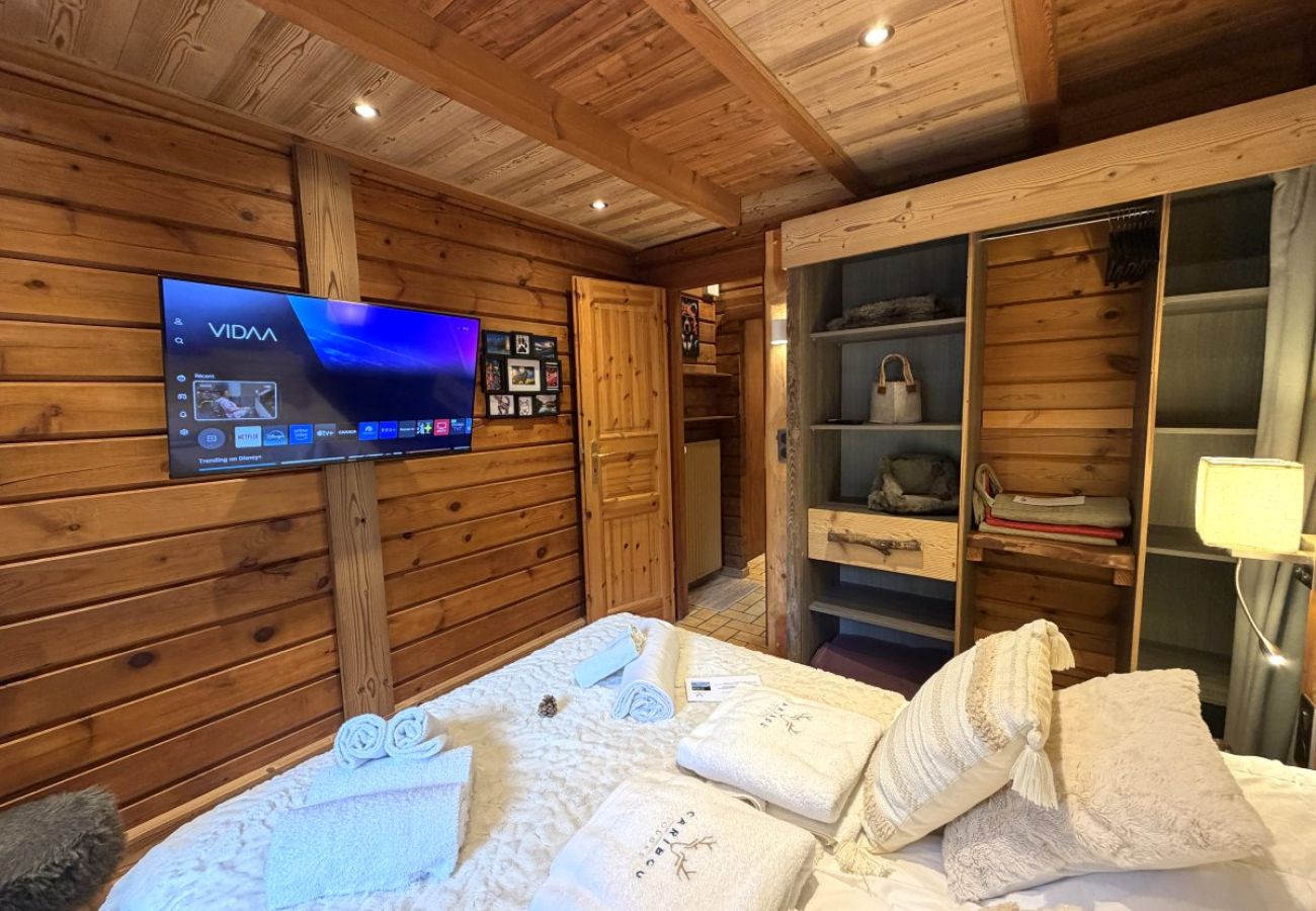 Chambre avec lit double et TV