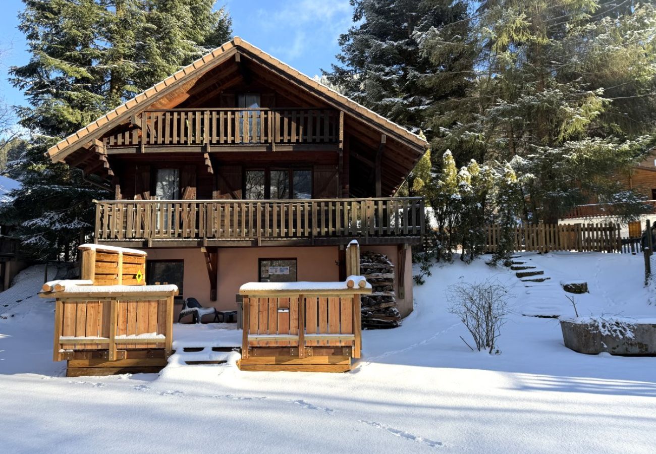 Jardin avec terrasse et vue sur la rivière