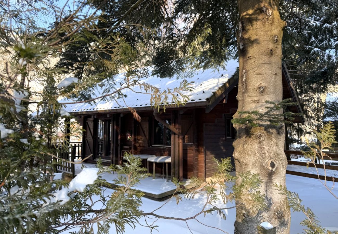 Jardin avec terrasse et vue sur la rivière