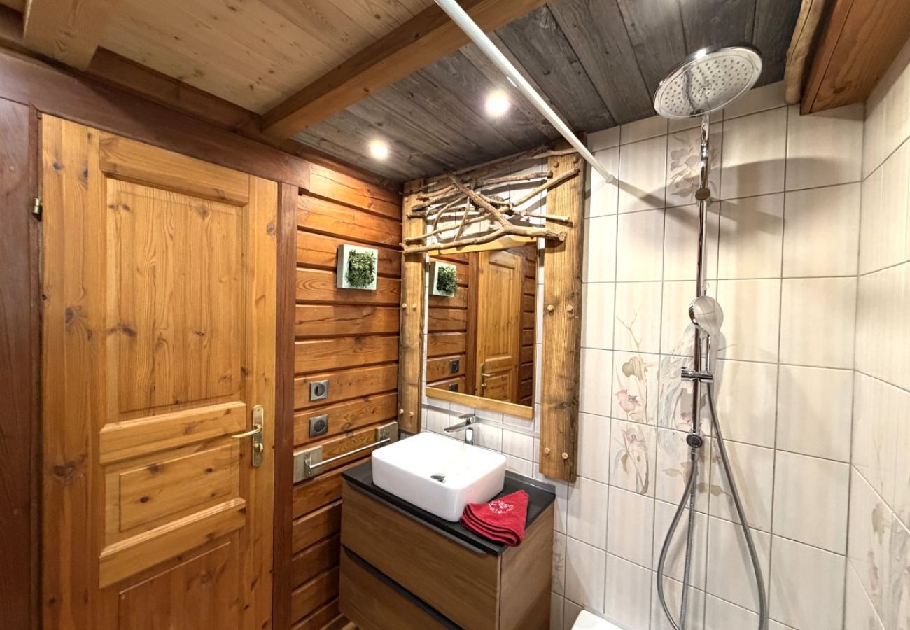 Salle de bain avec baignoire