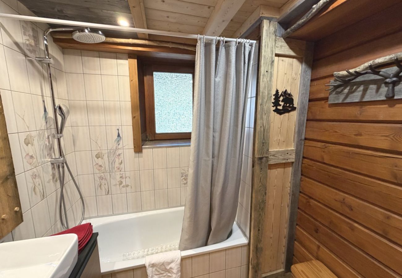 Salle de bain avec baignoire
