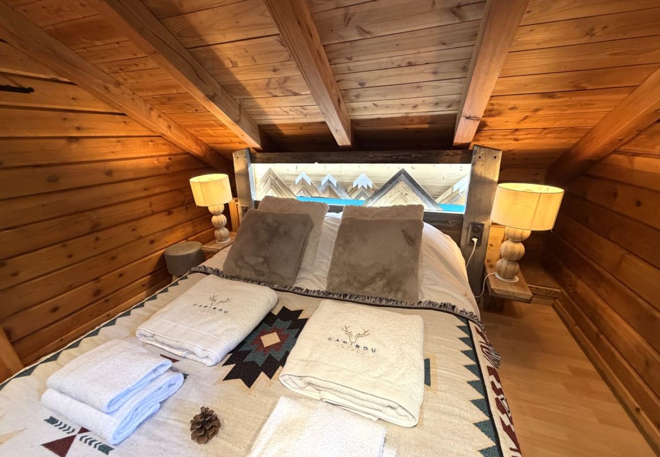Chambre avec lit double et TV