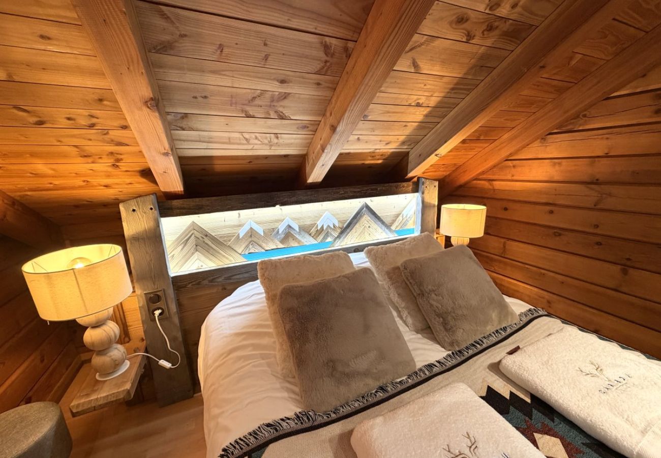 Chambre avec lit double et TV