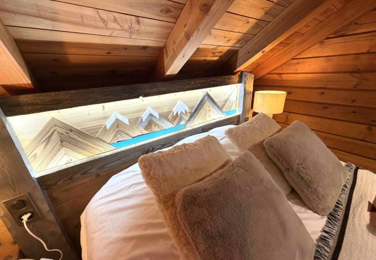 Chambre avec lit double et TV