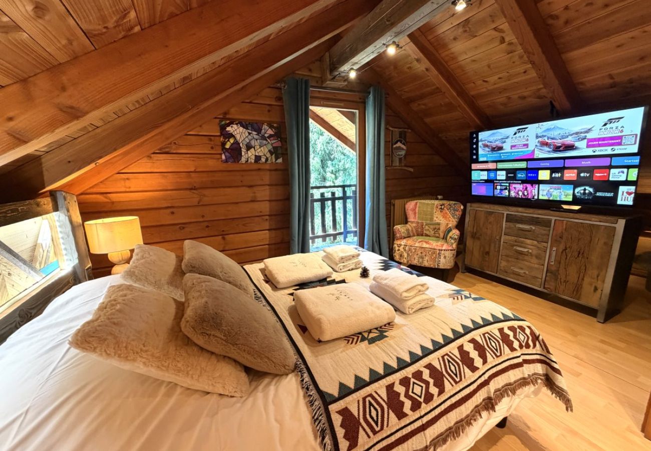 Chambre avec lit double et TV