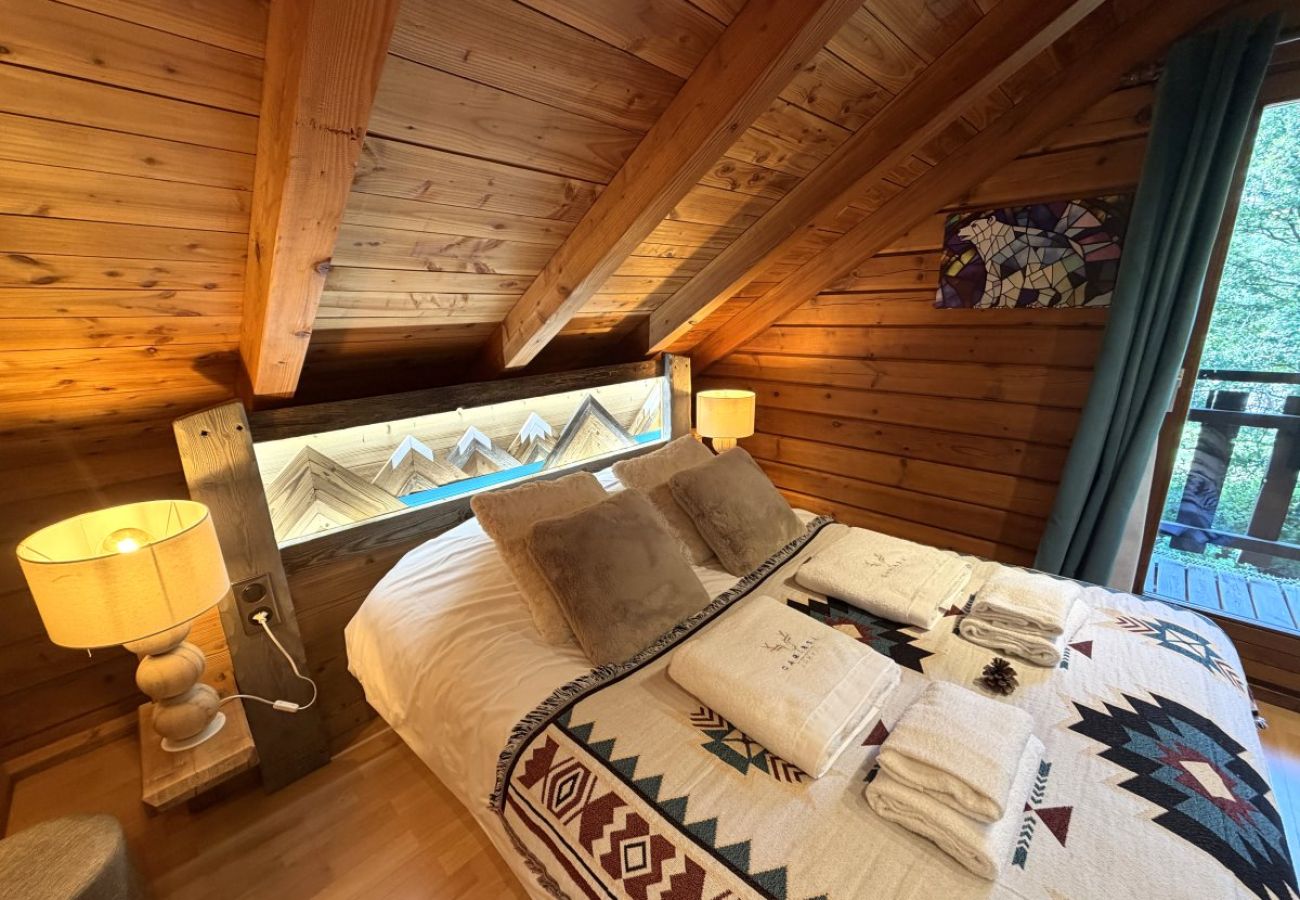 Chambre avec lit double et TV
