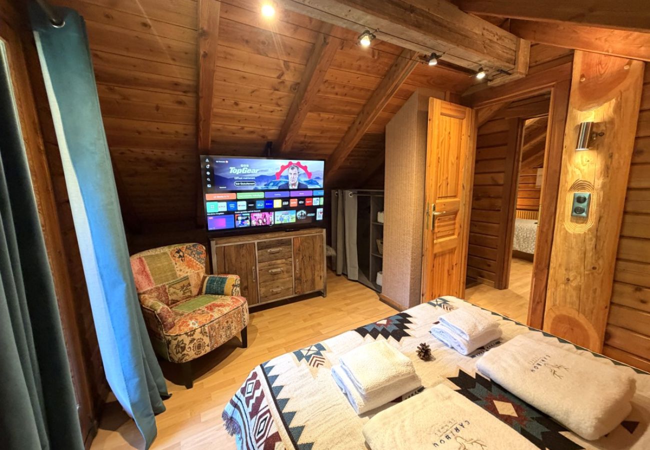 Chambre avec lit double et TV