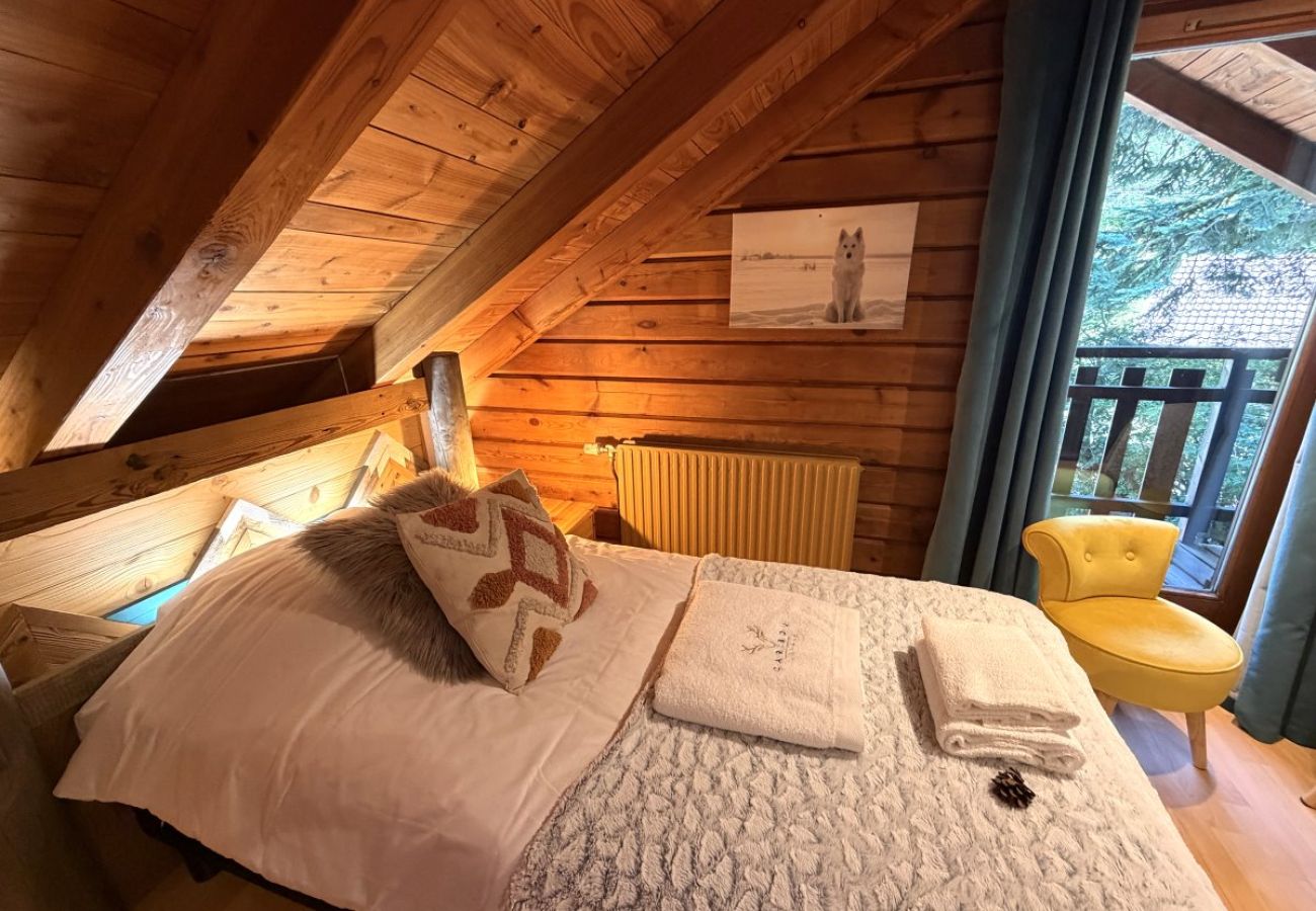 Chambre avec deux lits simples et TV