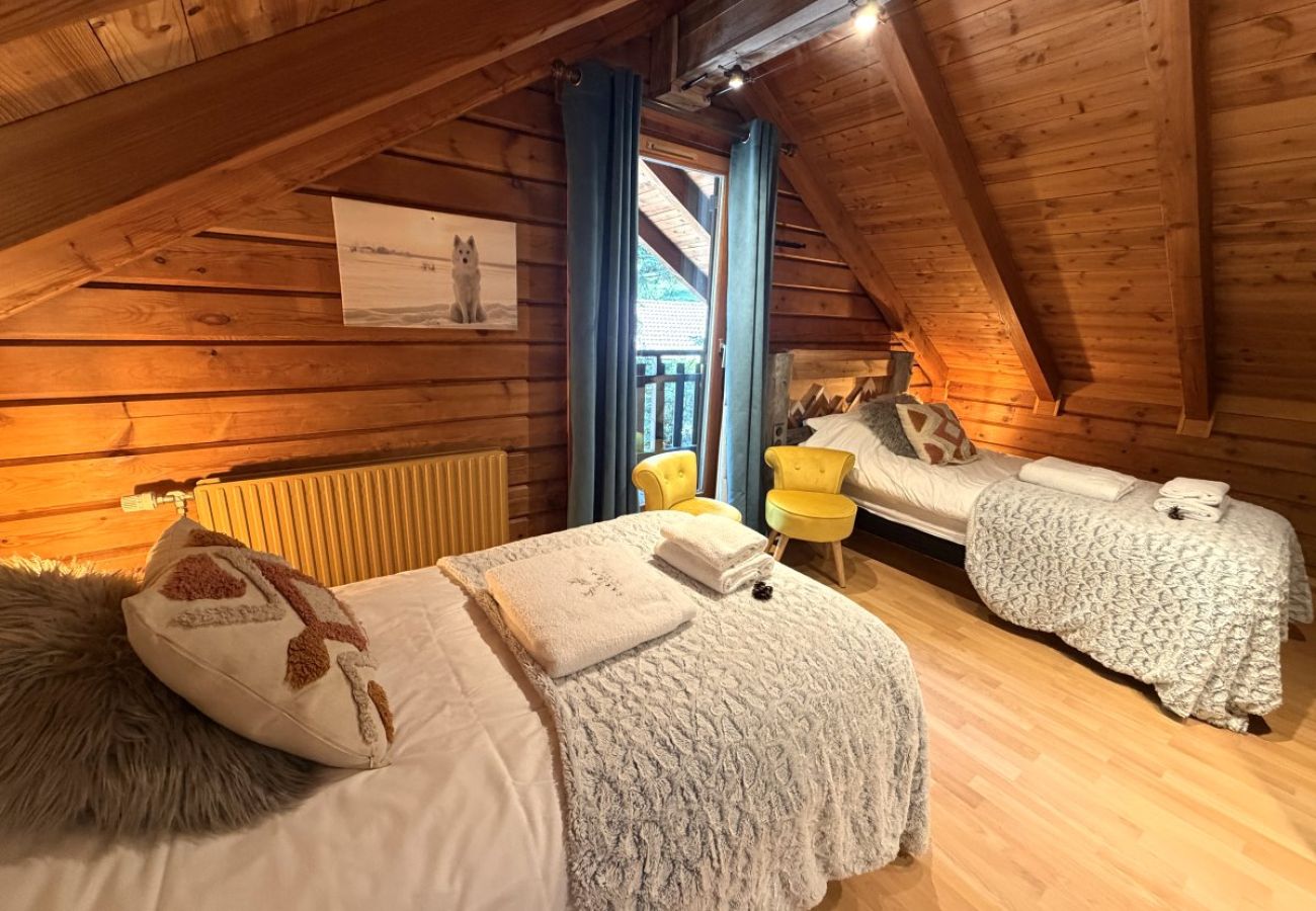 Chambre avec deux lits simples et TV