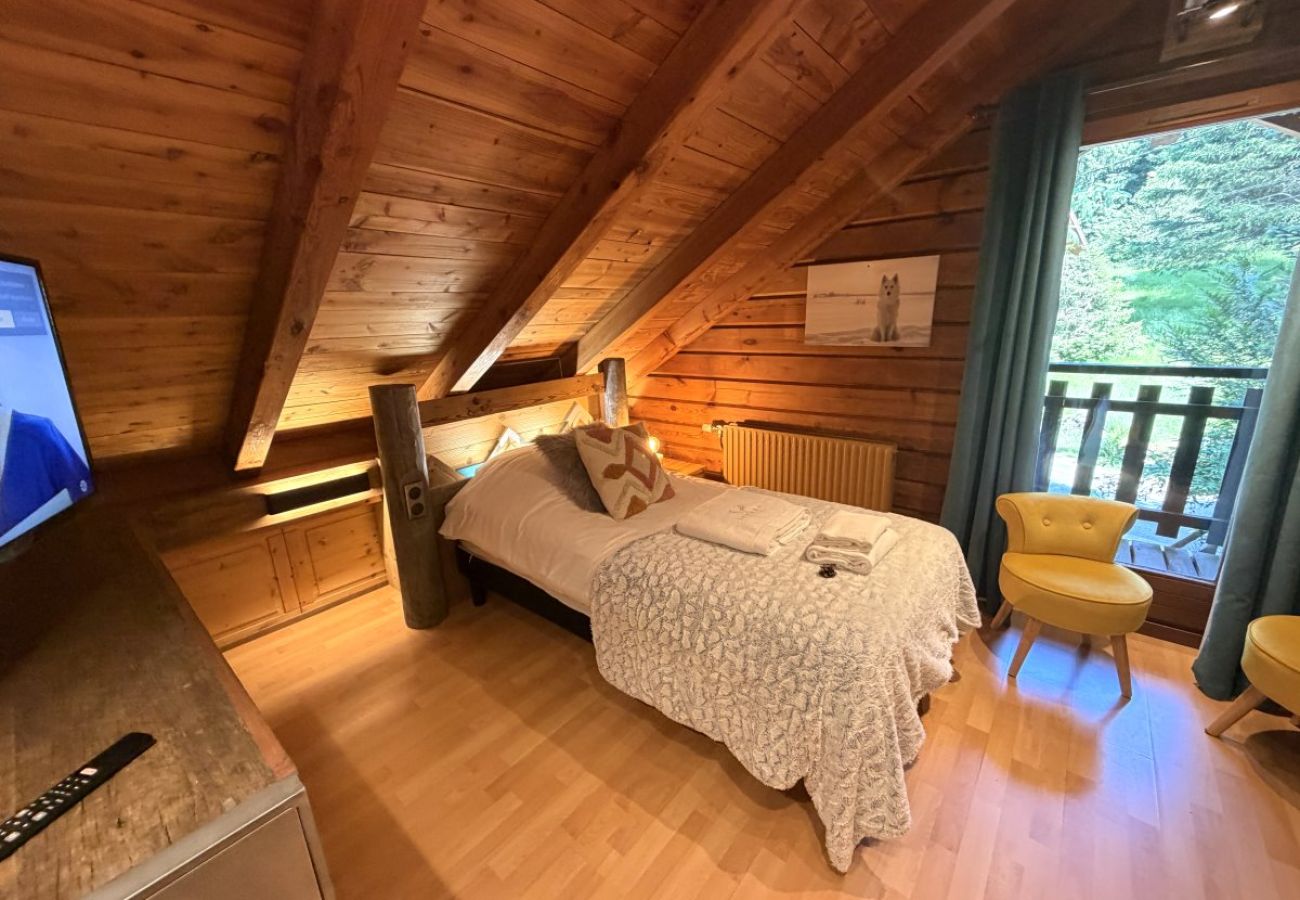 Chambre avec deux lits simples et TV