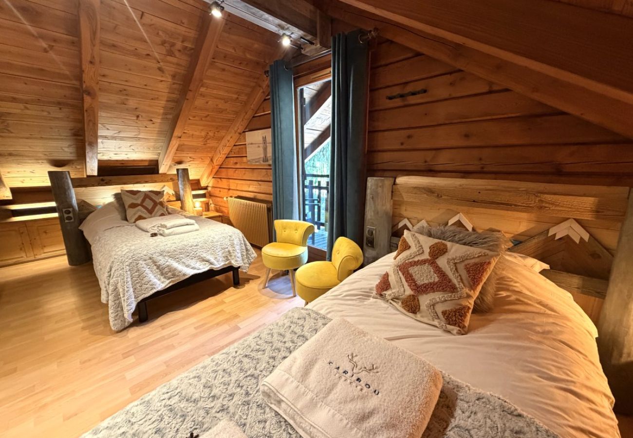 Chambre avec deux lits simples et TV