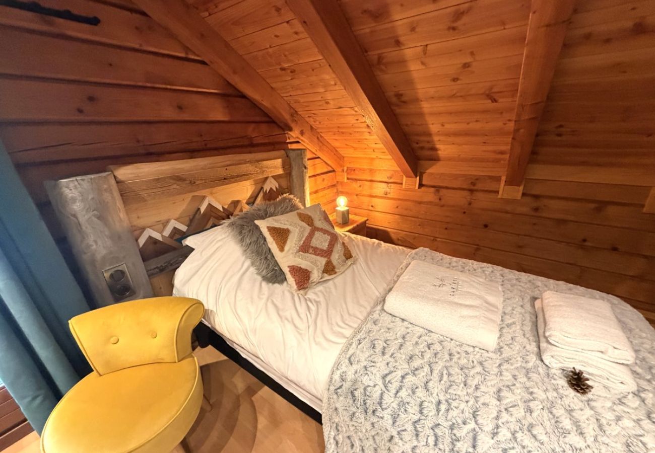 Chambre avec deux lits simples et TV