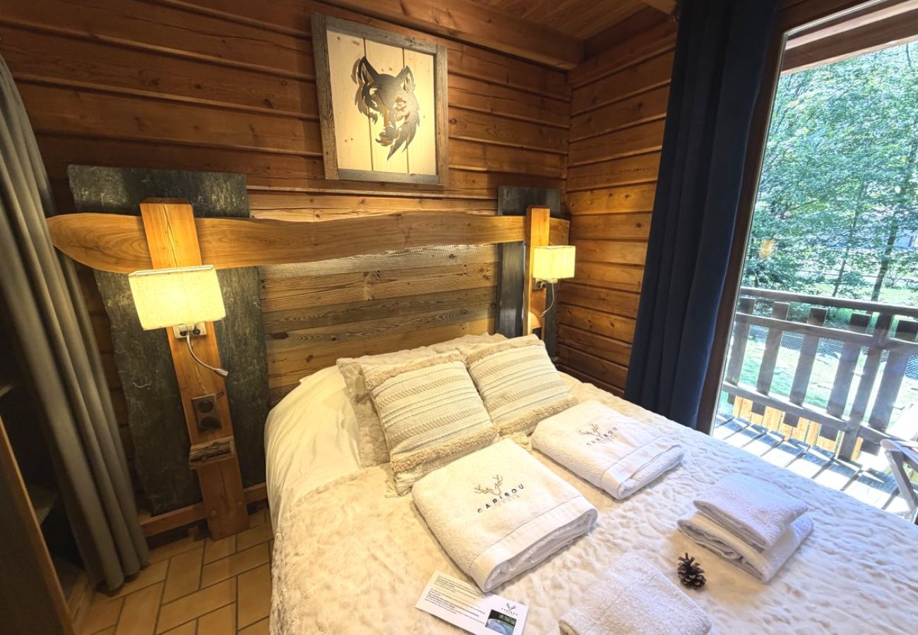 Chambre avec lit double et TV
