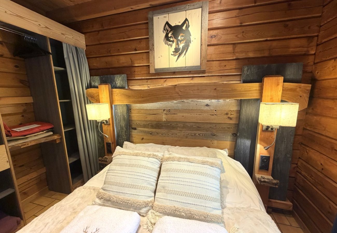 Chambre avec lit double et TV