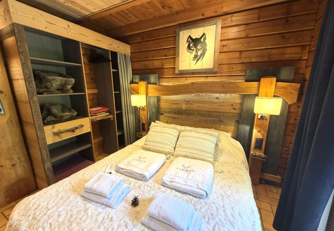 Chambre avec lit double et TV