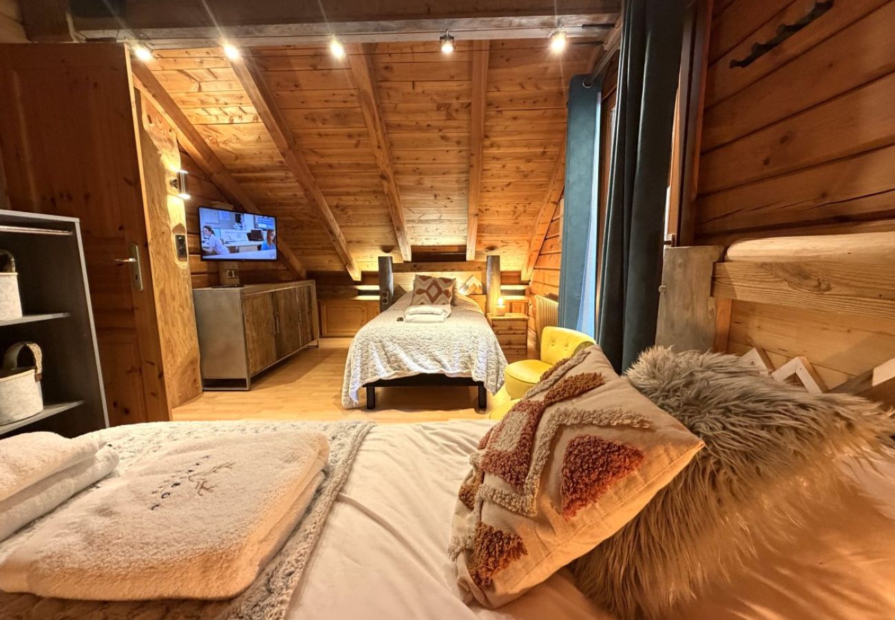 Chambre avec deux lits simples et TV