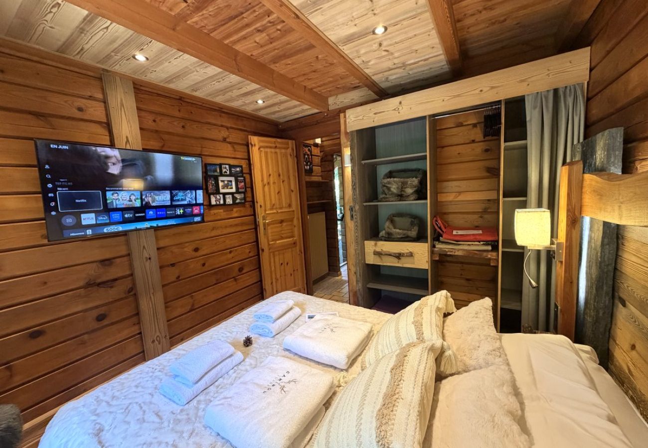 Chambre avec lit double et TV