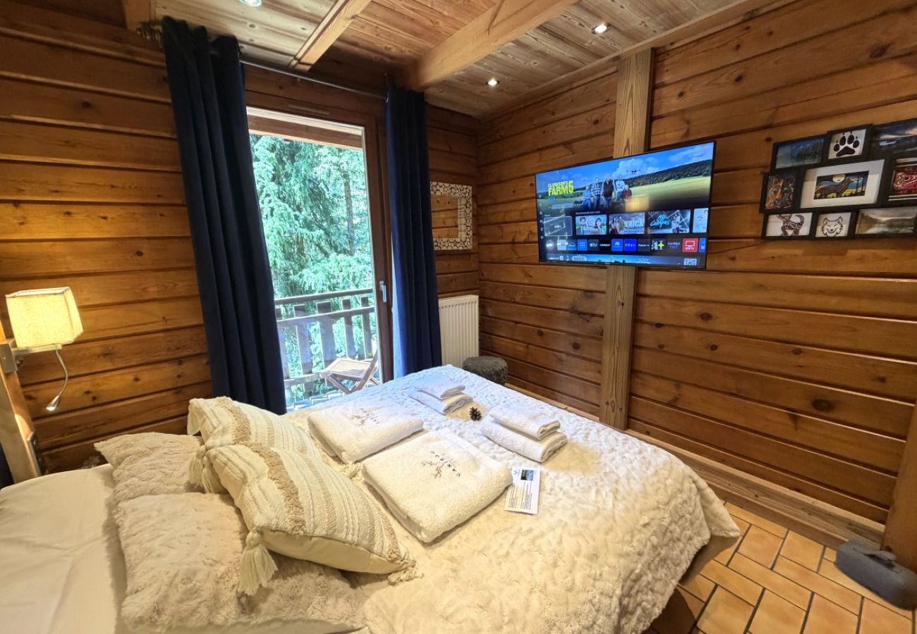 Chambre avec lit double et TV