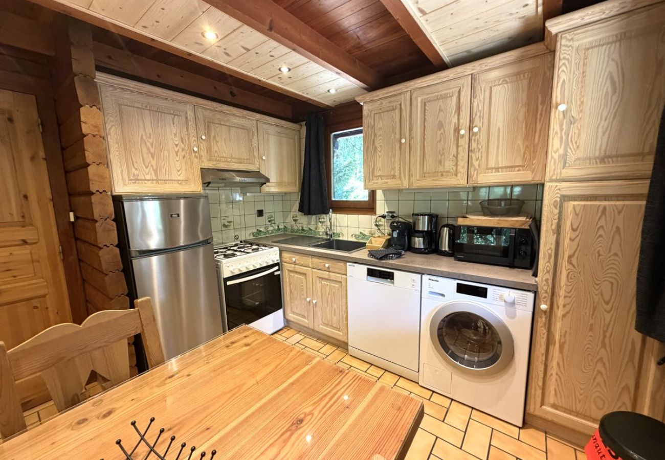 Cuisine avec réfrigérateur, cuisinière, micro-ondes, cafetière, bouilloire, lave-vaisselle, lave-linge
