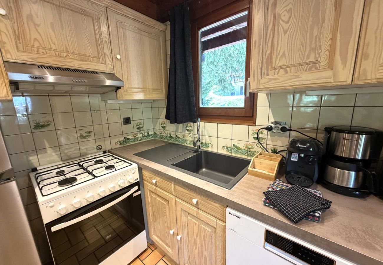Cuisine avec réfrigérateur, cuisinière, micro-ondes, cafetière, bouilloire, lave-vaisselle, lave-linge