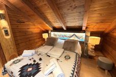 Dormitorio con cama de matrimonio y TV