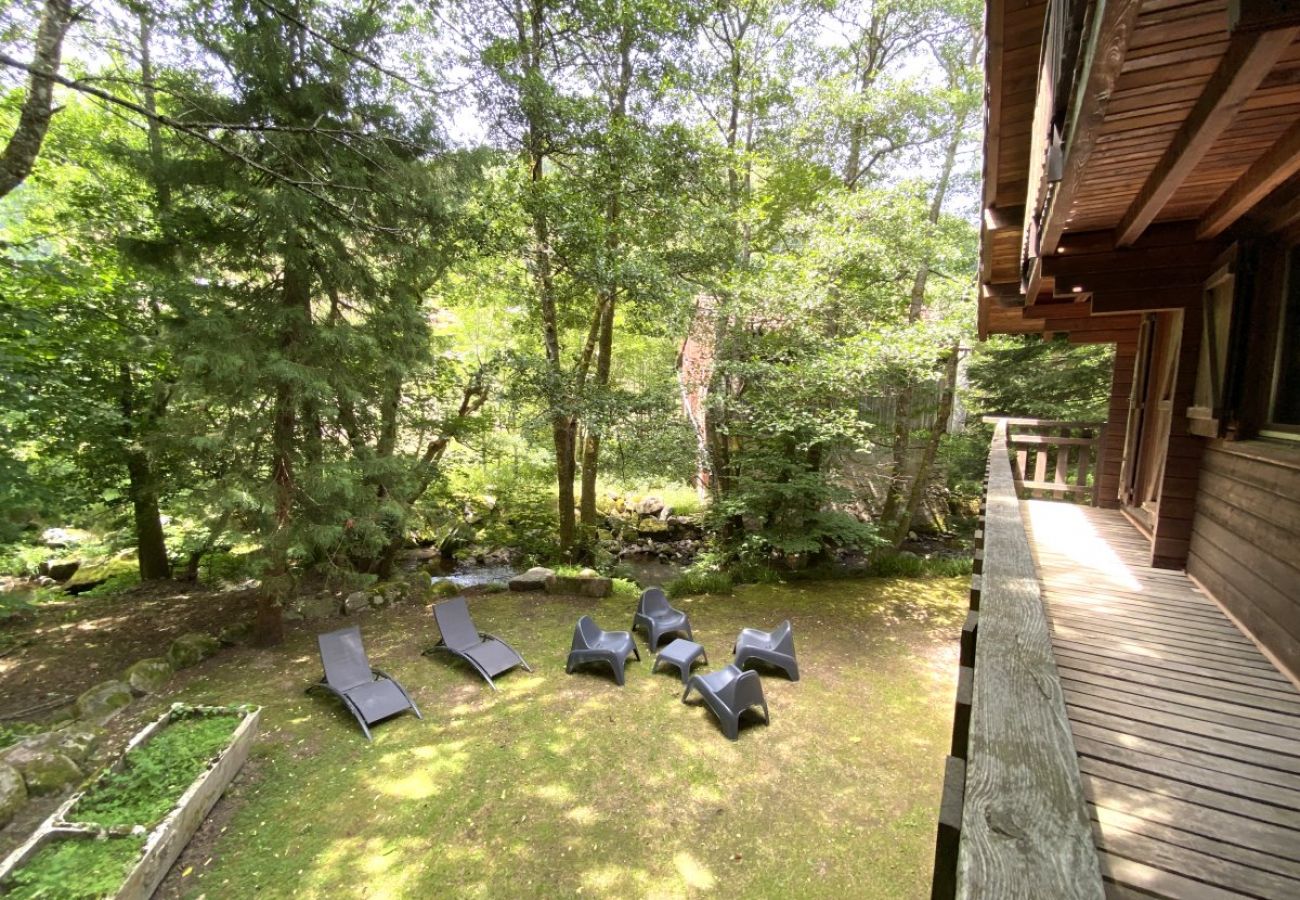 Jardin avec terrasse et vue sur la rivière