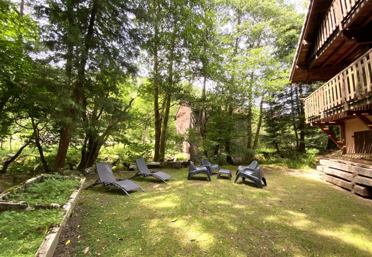 Jardin avec terrasse et vue sur la rivière