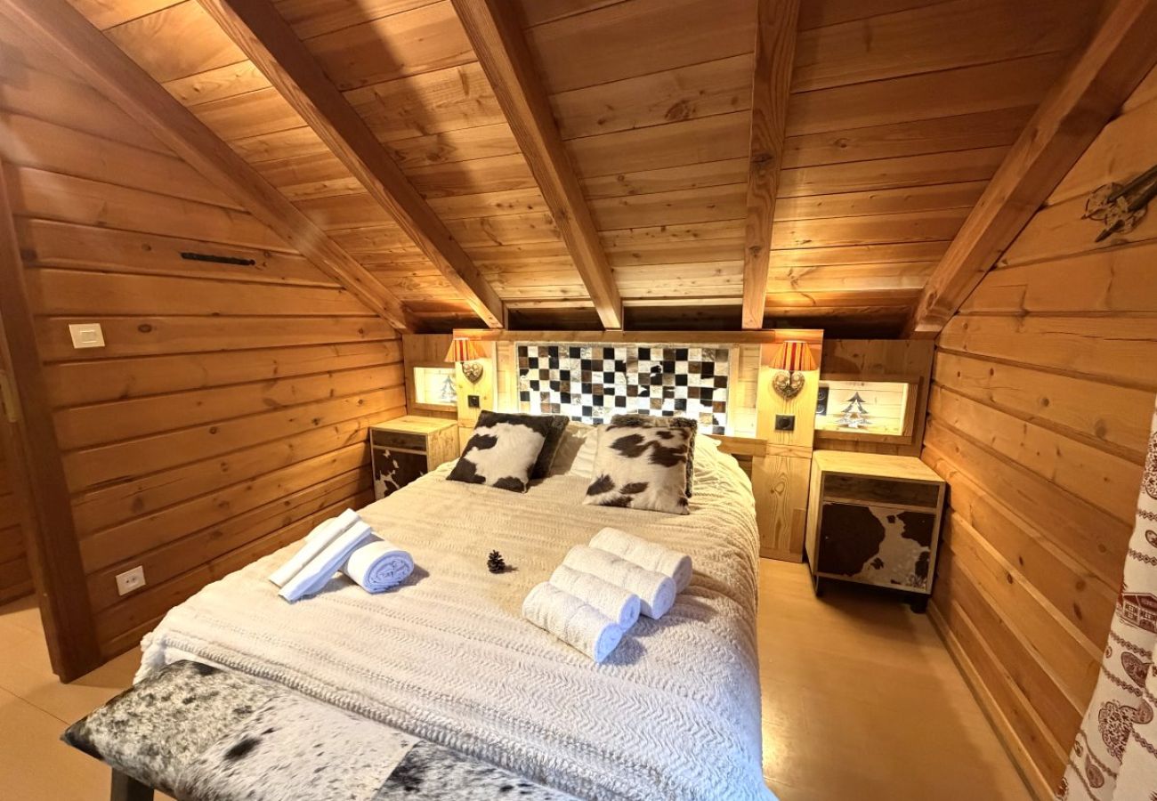 Chambre avec un lit double