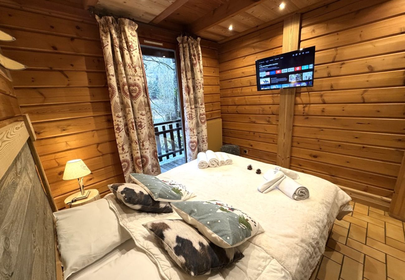 Chambre avec lit double et TV