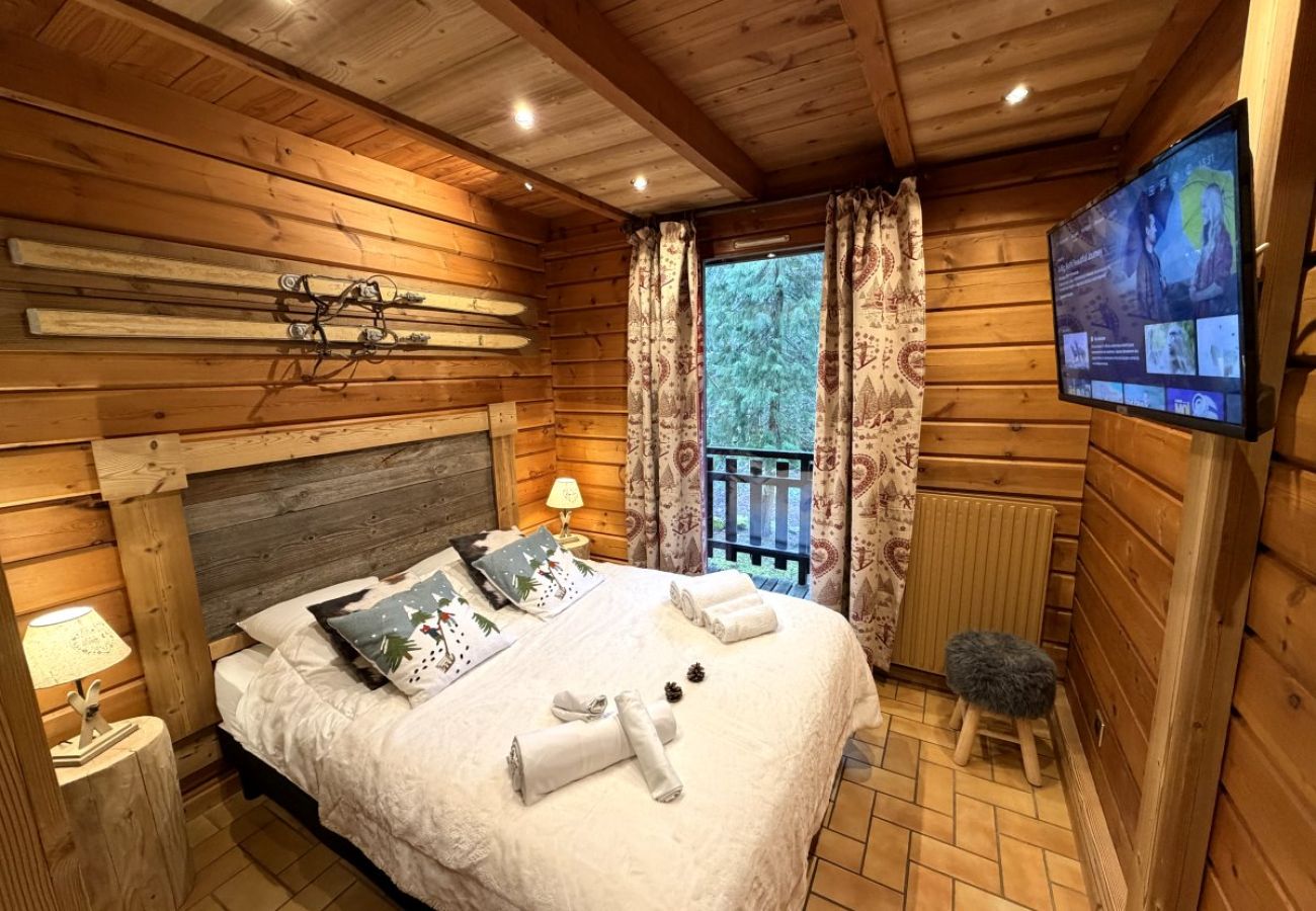 Chambre avec lit double et TV