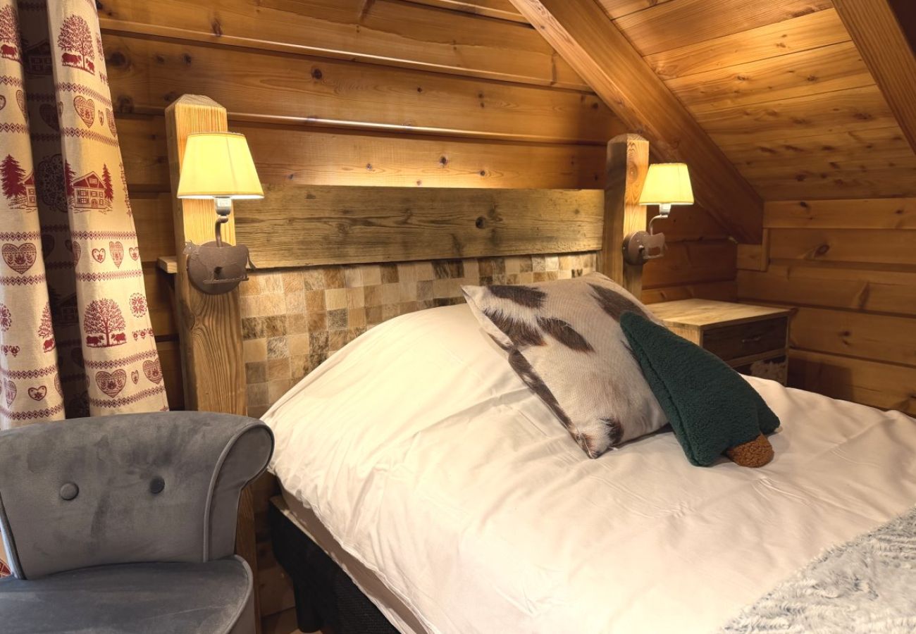 Chambre avec deux lits simples et TV