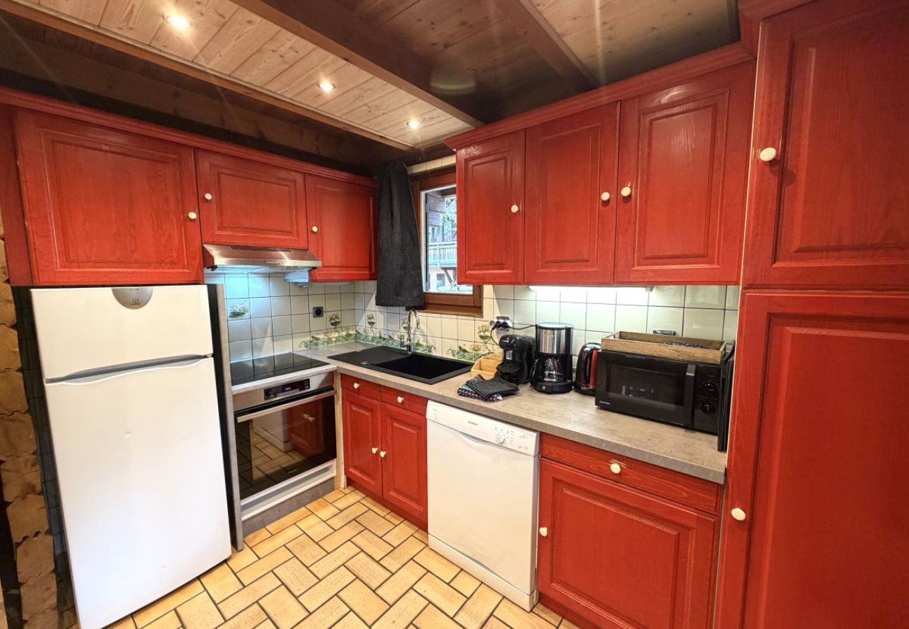 Cuisine avec réfrigérateur, cuisinière, micro-ondes, cafetière, bouilloire, lave-vaisselle, lave-linge