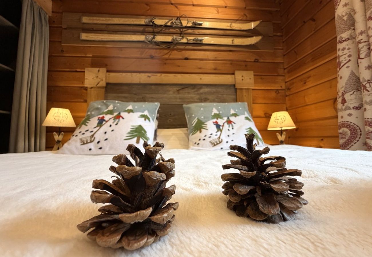 Chambre avec lit double et TV