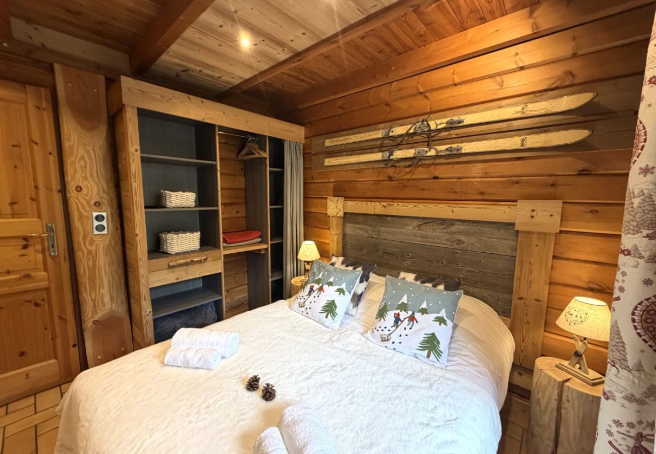 Chambre avec lit double et TV